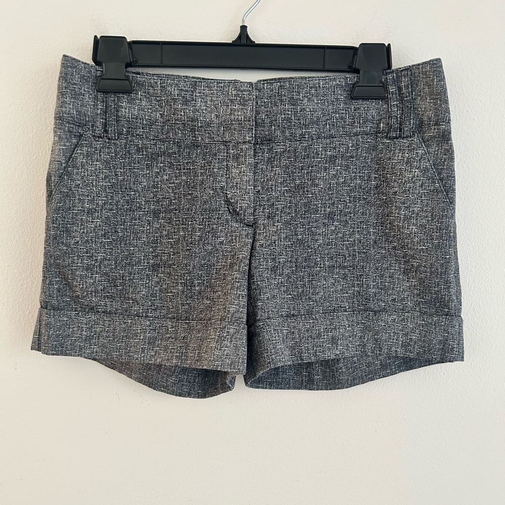 Express Black White Textured Cuffed Dress Shorts Size 6 - Picture 1 of 9